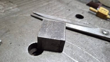 Metal bir borunun siyah beyaz fotoğrafını çek.