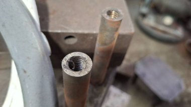 Bir sürü cevizli metal boru.