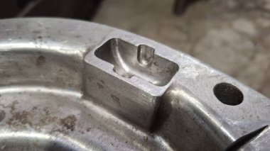 Bir arabaya yaklaş.