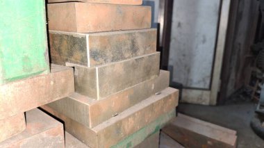 metal tuğla yığını