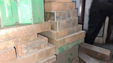 Şehrin eski paslı metal çatısı