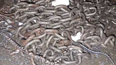 Ev şeklinde metal bir zincir.