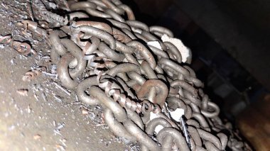 Baltık Denizi şehrinde eski paslı zincir