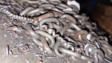 Paslı bir zincire yakın çekim.