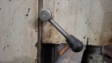 Paslı bir kapı kolunun dikey görüntüsü.