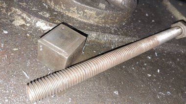 Arabanın lastiği yere düştü.