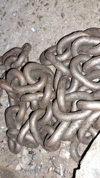 Yerdeki bir zincire yakın çekim.