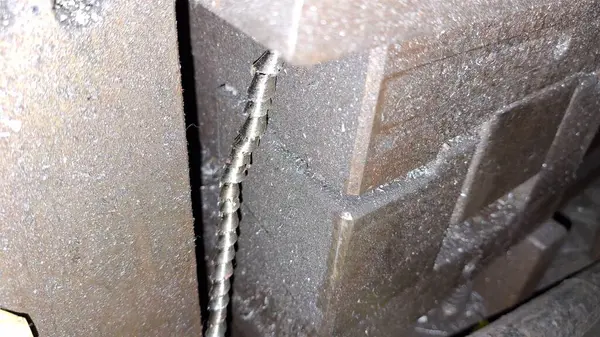 Metal bir kapıyı kapat.