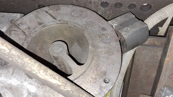 eski metal tekerlek arabada.