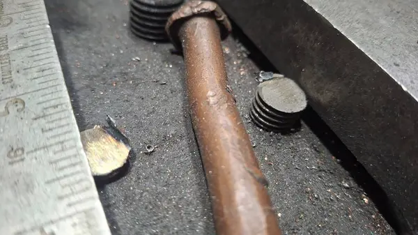 Eski paslı metal boru