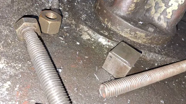 Bir araba tekerleğinin görüntüsünü kapat