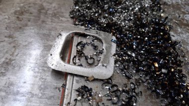 Birçok farklı renkte metal zincir.