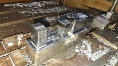 Atölyedeki metal boruyu kapat.