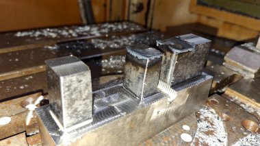 Metal ve makineyi kapat.