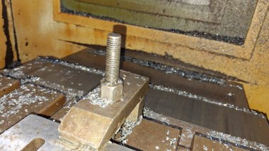 Tahta ve bıçağın yakın plan çekimi.