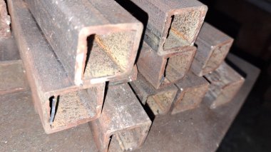 Ormanda odun yığını