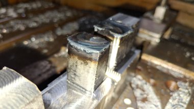 Metal kaynak yapıyor..