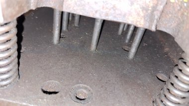 İngiliz anahtarlı eski metal boru.