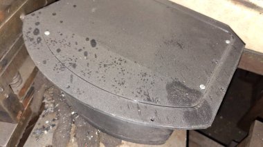 Beyaz saplı metal boru.