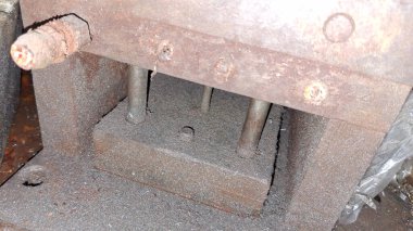 Sokaktaki paslı metal boru.