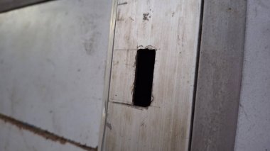 Duvardaki metal delik. metal kapı.