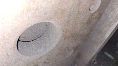 Geniş pencereli metal duvar