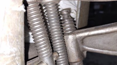 Metal bir boruya yakın.