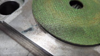 Bir araba tekerleğini kapat.