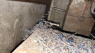 Arka planı bulanık metal bir zincirin yakın çekimi.