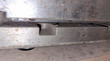 Bir sürü metali olan paslı metal bir boru.