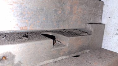 Geniş pencereli metal duvar