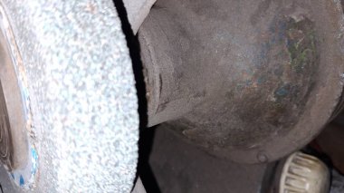 Garajdaki veya garajdaki araba lastiklerini kapatın.