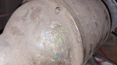 Eski paslı metal boru