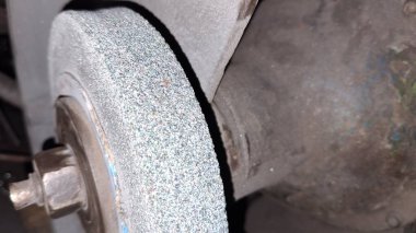 Yolda tekerleği olan bir araba tekerleği.