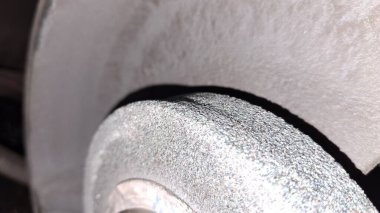 Araç lastiği arabada.