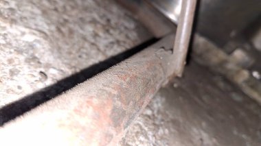 Eski paslı metal boru