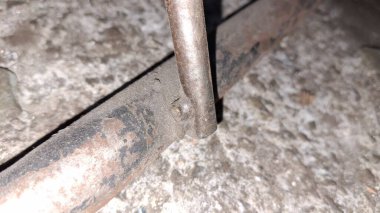 Paslı, metal kapı kolu var.