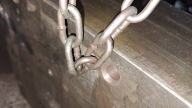 Ahşap arkaplanda metal kilit