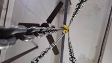 Fabrikadaki metal bir zinciri kapatın.