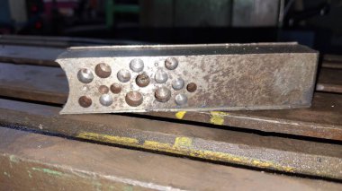 Eski paslı, saplı metal bir boru.