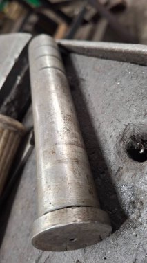 Atölyedeki metal boru.