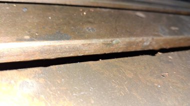 Paslı ve paslı demir kaplı metal plaka.