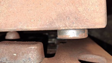 Bir arabaya yaklaş.