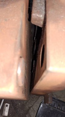 Metal bir boruya yakın.