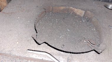 Siyah arka planı olan metal bir plaka.