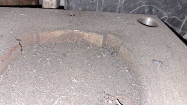 Eski paslı metal fıçı, saplı.