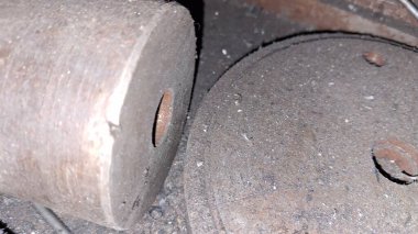 Metal bir plakaya yakın.