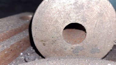 Büyük saplı metal boru.