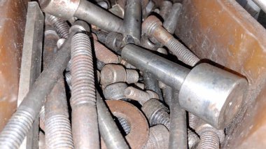 Tahta bir yüzeydeki vidaların yakın plan çekimi.