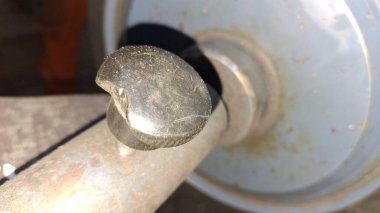 Metal bir boruya yakın.